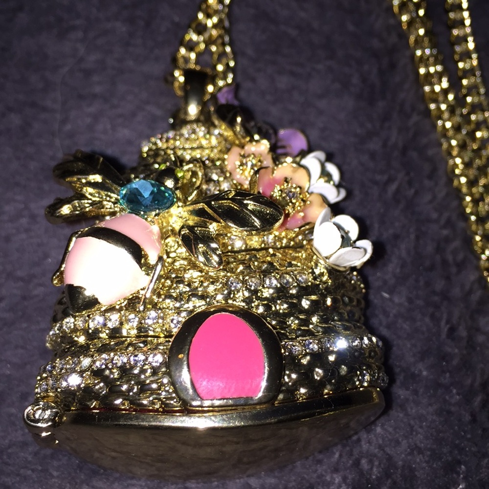 Wow extremely hard to find! Betseys bee hive. Nice